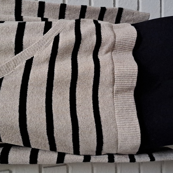 Belle Tan/Black Striped Criss Cross V-Neck Sweater. Size Large NWT - Picture 5 of 11